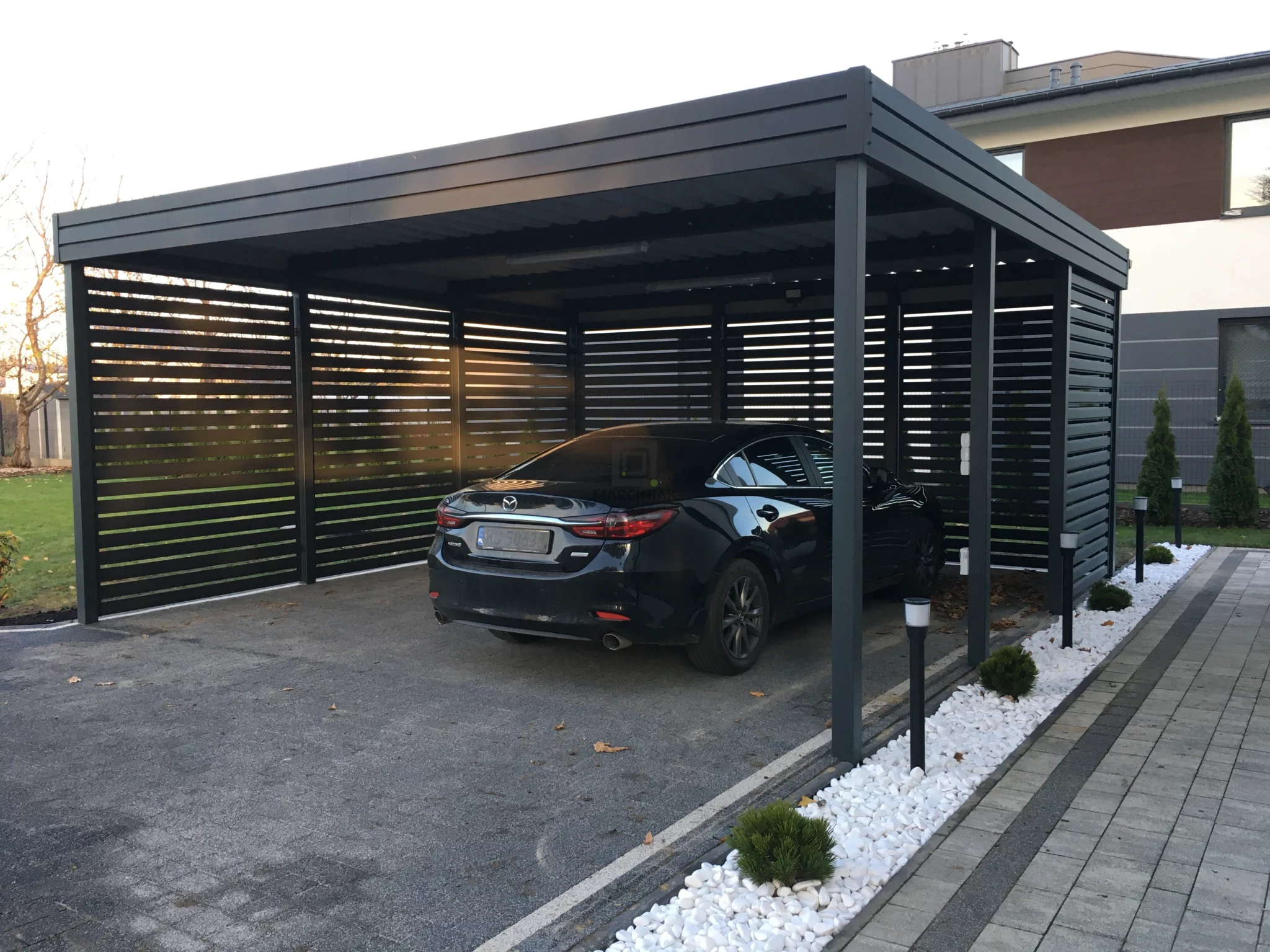 Realizacja wiaty dwustanowiskowej 5×5 w stylu palisady z częściową zabudową
